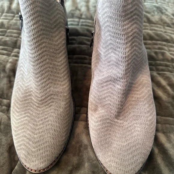 New Lucky Brand Taupe Suede Women's Ankle Booties with Side Zip Sz 8M - Picture 3 of 4